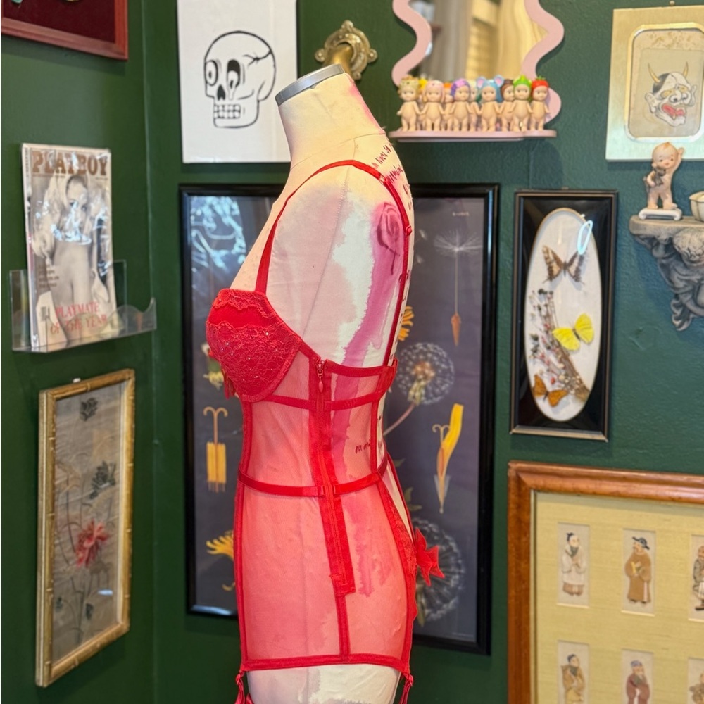 Elegant Red Lace corset with garter - Picture 3 of 7